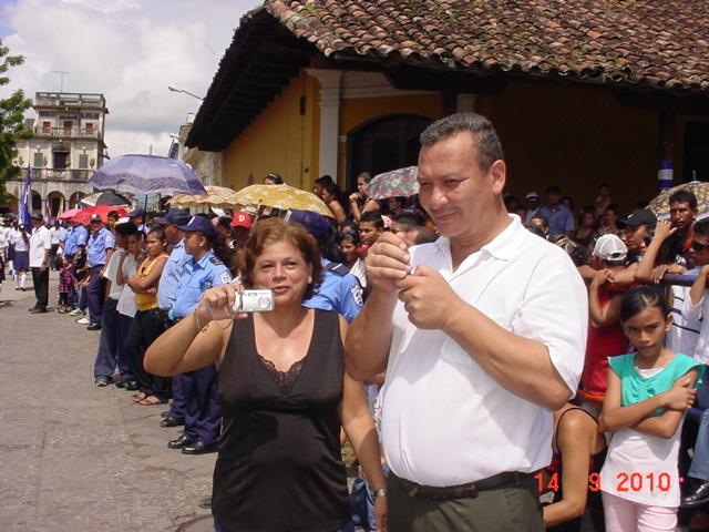 La lic. Esrella Maltez y Henry Vado fueron sorprendidos por la camara de La Verdad en la celebracion de la Patria.